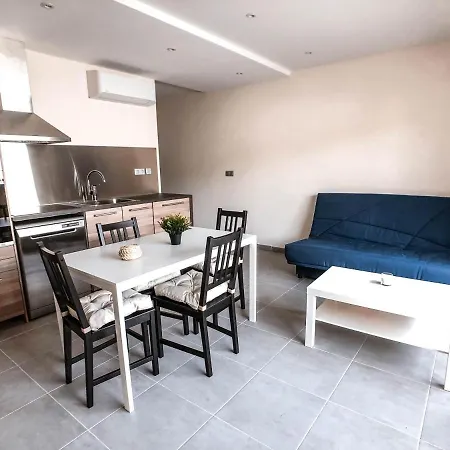 2 Pieces Tout Equipe Balcon Et Parking Proche Centre 5 Apartmán Le Lavandou
