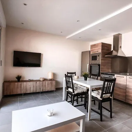 2 Pieces Tout Equipe Balcon Et Parking Proche Centre 5 Apartmán Le Lavandou